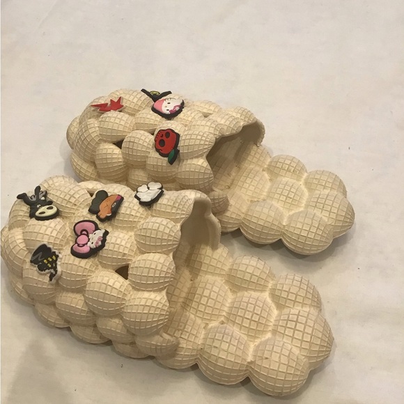 CUBBLE SLIDES / AUSTISM SHOES CHARMS MASSAGE SLIPPERS NON SLIP SOFT SIZES 9.5 - Picture 2 of 2